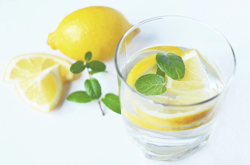 Rimedi casalinghi per la stitichezza: Acqua al limone